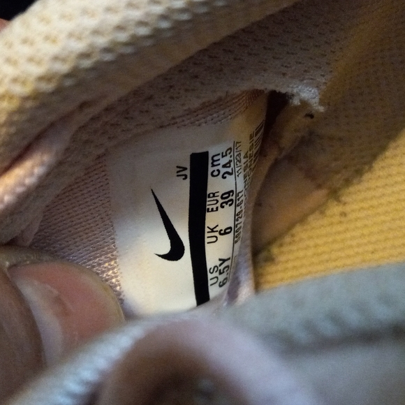 Nike shoe - Picture 3 of 6